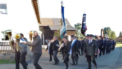 Bild: Brendel, Hubert (BR)
Der Kirchenzug unter den Klängen der „Kulmmusikanten“ bildet den Auftakt des Kirchenpatroziniums in Mockersdorf. Im Gleichschritt marschieren die Vereinsvertreter zur Pfarrkirche „Sankt Michael“.