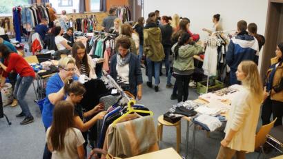 Bild: weu
18 Anbieter hatten beim Mädchen-Flohmarkt im Mehrgenerationenhaus aktuelle Mode zu kleinen Preisen aufgereiht. Groß war das Interesse der Käufer.