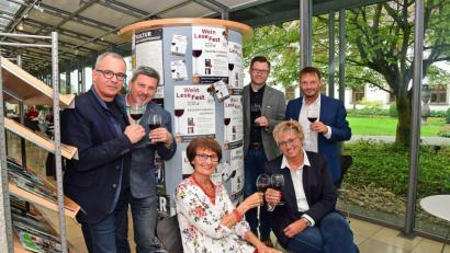 Bild: Petra Hartl
Stoßen schon einmal auf die Neuauflage des Wein-Lese-Festes an (von links): Stefan Kunnert, Hans Bräuer, Waltraud Koller-Girke, Christoph Skutella, Sabine Guhl (alle Pro Libris) und Bürgermeister Jens Meyer.