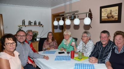 Bild: fjo
Bei Quartiergeberin Gisela Dierl fühlen sich Heinz und Margitta Tödtmann (von rechs) seit drei Jahrzehnten pudelwohl, wofür zweiter Bürgermeister Markus Bauriedl (Zweiter von links) eine Ehrung überreichte.