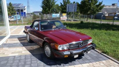 Bild: Auto-Medienportal.Net/Hans-Robert Richarz
Dieser rote Mercedes 560 SL trägt die Nummer "Ivana1".