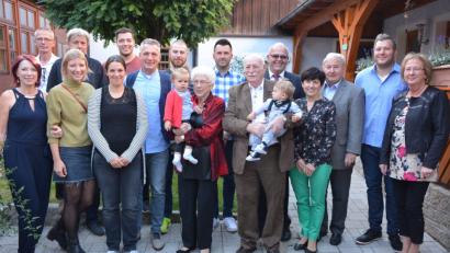 Bild: jr
Seinen 80. Geburtstag feierte am Samstag Hans Thümmel (6. von rechts). Gemeinsam mit seiner Frau Anna (links neben ihm) wohnt der gebürtige Schwabe seit 2000 in Neualbenreuth, wo er sich längst heimisch fühlt. Zum Geburtstag kamen auch seine Kinder, Enkel und Urenkel. Weiter gratulierten Bürgermeister Klaus Meyer (5. von rechts), Seniorenbeauftragter Franz Danhauser (3. von rechts) und Edeltraud Köstler (4. von rechts) für die Pfarrei.