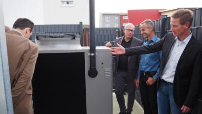 Bild: Bühner
Dieses Gerät passt auf jedes Dach. Energieexperte Steffen Horn (rechts) erläutert die Funktionsweise der gasbetriebenen Wärmepumpe.