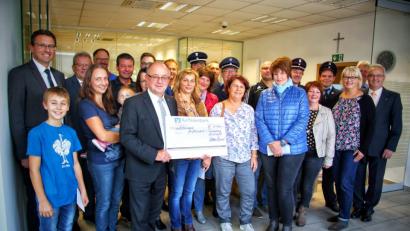 Bild: wfw
Die Vorstände Norbert Waldhauser (vorne mit Spendenscheck) und Michael Hirmer (links), überreichen die Spenden.