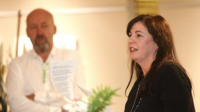 Bild: Hirsch
Künstlerhaus-Leiterin Andrea Lamest führte in die Ausstellung des Fotografen Herbert Stolz (Hintergrund) ein.