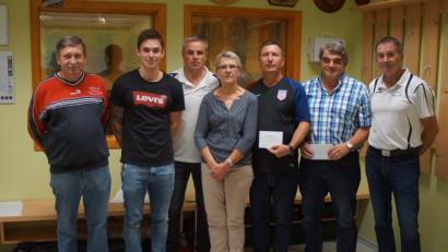 Bild: slh
Das diesjährige Bürgerschießen gewann nach vier Jahren wieder das Team „Max Hösl“. Unser Bild zeigt von links zweiten Schützenmeister Helmut Schlosser, Sebastian Zahner, Thomas Zahner, Gabi Modl, Hans Schlosser, Georg Zwack sen. und Schießleiter Günther Gradl.