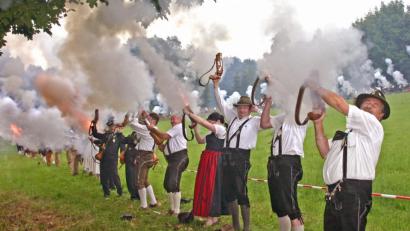 Bild: nm
Die Burgschützen sorgen für ordentliche Kracher. Eine Beschäftigung nicht nur für Männer: Auch eine Reihe von Frauen finden Spaß am Abfeuern der schweren Handböller. Das Spektakel spielte sich vor zehn Jahren bei einem Böllerschützentreffen anlässlich des 100-jährigen Jubiläums ab.