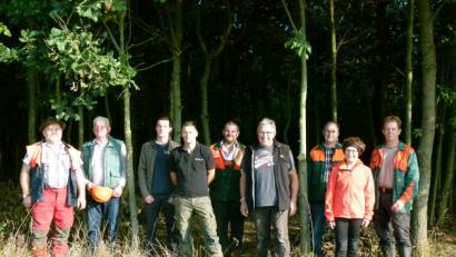 Bild: rn
Eine Wanderung zu Jungwäldern unternehmen Forstwirtschaftsmeister Reinhard Wiesent (links) und Forstamtsrat Martin Gottsche (Vierter von links) mit einigen Waldbesitzern. An vier Jungholzbeständen informieren sie über deren Pflege.