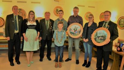 Bild: exb
Kassier Michael Böx und Sportleiterin Lisa Völkl nach der Preisverleihung des Königsschießens mit Gerd Meier, Lars Forschepiepe, Elias Ott, Mathias Söllner, Jana Heindl und Norbert Völkel (von links).