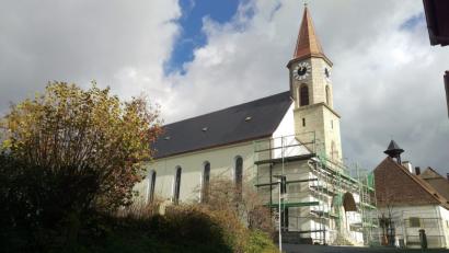 Bild: bsc
Nach der Renovierung erstrahlt das markante Gotteshaus wieder in neuem Glanz. Neben der Außenfarbe fallen das Kupferblech des Kirchturms und die über 32.000 neuen Dachziegel sofort ins Auge.