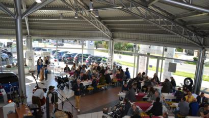 Bild: dob
Bereits zum Weißwurst-Frühschoppen herrscht reger Andrang. Die "Mittelberg Musikanten" spielen zünftig zur Unterhaltung auf.