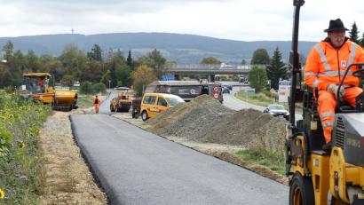 Bild: Wieder
Mit starker Verzögerung (ursprünglich geplant Mai) erhält der Radweg nach Latsch wieder eine Asphaltdecke. Für den Bau der Gas- und Wasserleitung investierten die Stadtwerke 2,7 Millionen Euro. Wegen weiterer Asphaltierungsarbeiten ist der Bahnübergang B470 nach Latsch am Freitag, 5. Oktober, von 7 bis circa 16 Uhr gesperrt.