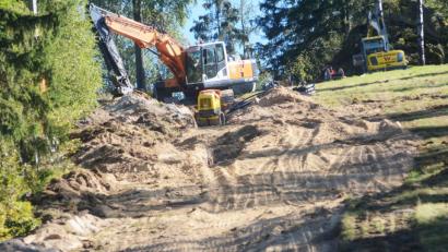 Bild: Gabi Schönberger
Am Wurmstein wird derzeit gebaggert und gegraben. Der Förderverein Skilift baut eine Beschneiungsanlage.