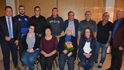 Bild: jr
Neuwahlen und Verabschiedungen gab es bei der Jahresversammlung des ATS Mitterteich. Im Bild (sitzend, von links) Yvonne Scheckenbach, Vroni Halbauer, Elfriede Fick und Bärbel Pufler sowie (stehend, von links) 2. Bürgermeister Stefan Grillmeier, Matthias Schwägerl, Jan Dreßel, Thomas Schiffmann, Peter Pufler, Vorsitzender Andreas Dreßel, Robert Braun und Peter Haibach.