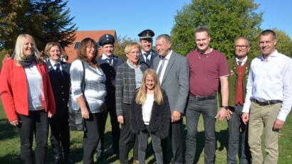 Bild: jr
Mit einem großen Familienfest am Sonntag feierte Alois Malzer (4. von rechts) seinen 80. Geburtstag. Seit 52 Jahren ist er mit seiner Frau Erika (5. von links) verheiratet. Dazu gratulierten die beiden Söhne Andreas (rechts) mit Gattin Beate (links), sowie Robert (3. von rechts) mit Lebensgefährtin Beate (3. von links) und Enkelin Franziska (vorne Mitte). Für den Schützenverein gratulierte Vorsitzender Eberhard Kirchner (2. von rechts), von der Feuerwehr Königshütte waren Vorsitzender Christian Weiß (4. von links), Vorstandsmitglied Michaela Seelk (2. von links) und Kommandant Martin Teubner (5. von rechts) gekommen.