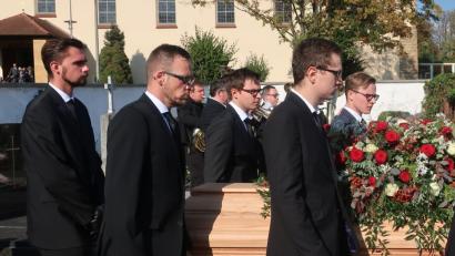 Bild: Hirsch
Jugendliche aus dem Verwandten- und Bekanntenkreis trugen den Sarg zum Friedhof.