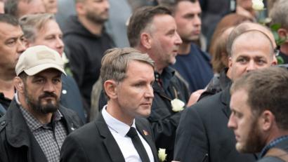 Bild: Ralf Hirschberger/dpa
Der Vorsitzende der AfD-Fraktion im Thüringer Landtag, Björn Höcke (Mitte), und der Vorsitzende von Pegida e.V, Lutz Bachmann (Dritter von links), laufen während einer als Gedenkmarsch deklarierten Demonstration durch Chemnitz.