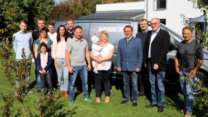 Bild: njn
Mit einer Feier wurde die "Bauhandwerkerei Tretter" eröffnet. Auf dem Bild Inhaber Daniel Tretter (sechster von rechts) mit Ehefrau Sandra (fünfte von rechts) und Tochter Alina sowie Bürgermeister Hans Donko (vierter von rechts), Pfarrer Martin Besold (dritter von rechts) und Peter Biersack (zweiter von rechts) von der Handwerkskammer.