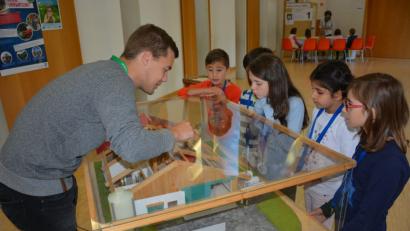 Bild: jr
Die Kinder erhielten Einblicke in einen modernen Laufstall.