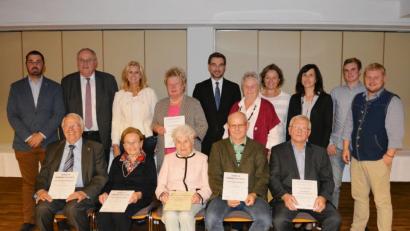 Bild: Schmola, Werner
CSU-Ortsvorsitzender Dominik Baschnagel (rechts) zeichnet zusammen mit FU-Ortsvorsitzender Elisabeth Weiß (stehend, fünfte von rechts) langjährige Mitglieder mit Urkunden und Präsenten aus.