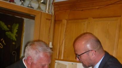 Bild: mad
Bürgermeister Maximilian Beer (rechts) dankte Alois Merkl für seine Aufbauarbeit.