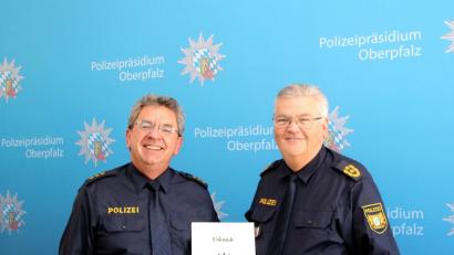 Bild: Albert Brück
Polizeidirektor Robert Hausmann (links) erhält die Bestellungsurkunde von Polizeipräsident Gerold Mahlmeister.