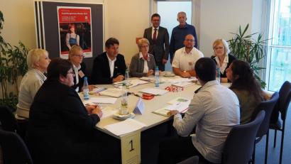 Bild: Bühner
An neun solcher Gesprächstische lernen sich die Pflegekräfte aus ganz Europa und Vertreter der Alten- und Pflegeheime aus der Region kennen. Hier spricht die Führungsmannschaft des BRK-Kreisverbands mit einem spanischen Bewerber. Im Hintergrund Arbeitsagenturchef Thomas Würdinger (stehend links) und Teamleiter Klaus Gredinger.