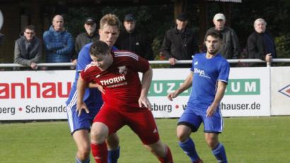 Bild: Hirsch
Das Landkreisderby der Landesliga endete 2:2. Bastian Lobinger (SpVgg Pfreimd) setzte sich in dieser Szene gegen Sebastian Eller (SC Ettmannsdorf) durch und erzielte den 1:1-Ausgleich.