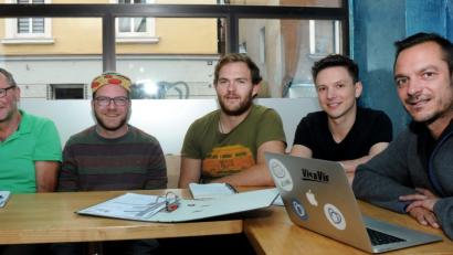 Bild: Stephan Huber
Sein Hauptquartier hat das Aktionsbündnis, das für das Fest auf dem Marktplatz verantwortlich zeichnet im Blauen Haus. Im Bild von links: Udo Fechtner (IG Metall), Johannes Diehl, Dominik Schuller, Benedikt Etzold und Christian Klostermann.