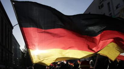 Bild: Michael Kappeler/dpa
Teilnehmer der rechtspopulistischen Demonstration "Tag der Nation" des Bündnisses "Wir für Deutschland" ziehen mit einer Deutschlandfahne am Tag der deutschen Einheit durch Berlin.