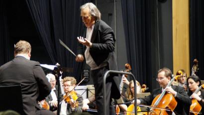 Bild: weu
Einen musikalischen Höhepunkt im Neunburger Kunstherbst bescherten die Smetana Philharmoniker aus Prag mit ihrem Dirigenten Hans Richter bei der Tschaikowsky-Nacht in der Schwarzachtalhalle. Mit viel Einsatz und Liebe zur Musik leitete Richter das Orchester.