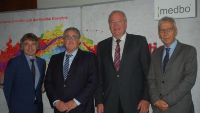 Bild: Hanna Gibbs
Den neuen Neurologie-Lehrstuhlinhaber Professor Ralf Linker (Zweiter von links) begrüßten Medbo-Chef Helmut Hausner (von links), Bezirkstagspräsident Franz Löffler und Unirektor Udo Hebel in Regensburg.