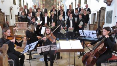 Bild: rha
Franziska, Ronja und Julia Rosemann aus Sorghof (von links), die durch ihren Opa Helmut Wolf ihre Liebe zur Musik entdeckten, sind mit ihren Streichinstrumenten hierzulande längst ein Begriff.