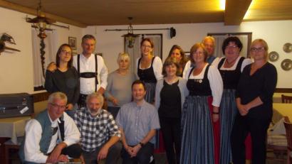 Bild: exb
Das letzte Treffen vor Inbetriebnahme der neuen Homepage fand mit den Partnern aus
Cham, Frankreich, Italien und Schottland im Landkreis Amberg-Sulzbach statt. Dabei stand
für die Gruppe auch ein Ausflug nach Hirschau auf dem Programm. Gemeinsam mit
Mitgliedern des Heimat- und Trachtenvereins Hirschau durften die Gäste die Oberpfälzer
Gastfreundschaft erleben. Die interkulturelle Zusammenarbeit ging so weit, dass die
Schotten landestypische Tänze aufführten.