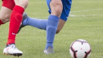 Bild: dpa/bild pressehaus
Zwei Fußballer im sportlichen Kampf um den Ball (Symbolbild).