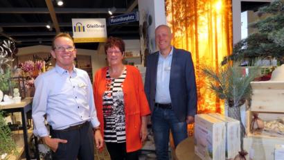 Bild: ubb
Prokurist Wolfgang Horn, Seniorenchefin Lieselotte Kulzer und Firmeninhaber Jörg Kulzer (von links) zeigten bei der Neueröffnung am Freitag auf dem "Maximiliansplatz" (Schild oben in der Mitte) stolz ihr neues Möbelhaus-Leitsystem, das an die Straßennamen der Stadt Tirschenreuth erinnert. Bald soll es dazu sogar einen eigenen "Stadtplan" geben.