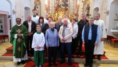 Bild: exb
Links Pfarrer George. Rechts in der weißen Mantelalbe Kommunionhelfer Ferdinand Klöster. Davor Pfarrgemeinderatssprecher Sprecher Wolfgang Plonner. Vorne das Ehepaar Pix. In der Mitte von links die Ehepaare Becker, Maischl und Döllinger. In der hinteren Reihe und vorne links die Ministranten.