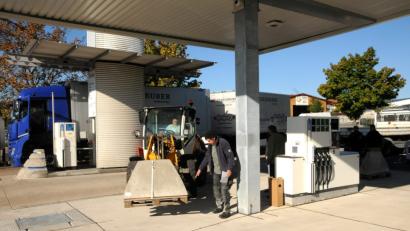 Bild: ge
Nach den Restarbeiten geht die neue Tankstelle in der Eisenhämmerstraße am Dienstag in Betrieb. Im Hintergrund die bisherige Lkw-Zapfsäule.