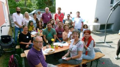 Bild: rn
Zweiter Bürgermeister Karl Lorenz (vorne) frönt in internationaler Gesellschaft Gaumengenüssen. Beim Sommerfest in der Gemeinschaftsunterkunft sind unter anderem auch GU-Verantwortliche Alexandra Adam (hinten, Zweite von links), Fritz Betzl vom Arbeitskreis Asyl und Wolfgang Klink, Koordinator beim Landratsamt Neustadt/WN (hinten, Dritter und Vierter von rechts) mit von der Partie.