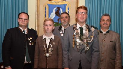 Bild: dob
Großer Empfang im Rathaus: Die beiden Gaukönige Andreas Bäumler (Zweiter von links) und Paulus Kellner (Zweiter von rechts) werden im Rathaus empfangen und von Gauschützenmeister Stefan Brandmiller, Schützenmeister Peter Meier und Bürgermeister Andreas Wutzlhofer (von links nach rechts) ausgezeichnet.