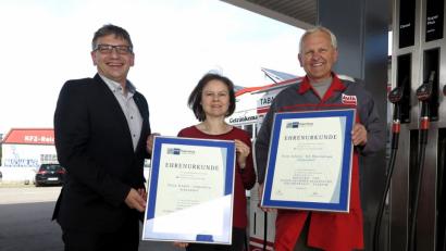 Bild: Hirsch
IHK-Geschäftsführer Manuel Lischka (links) überreichte dem Unternehmer-Ehepaar Petra und Heinz Schmid für das Doppeljubiläum Urkunden der Industrie- und Handelskammer.