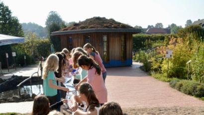 Bild: exb
Schülerinnen der Klasse 5b packen gemeinsam an, damit ein kniffliges Spiel mit Wasser für alle möglichst trocken ausgeht.