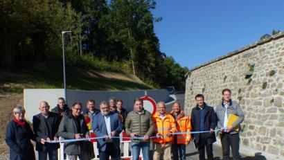 Bild: Völkl
Bürgermeister Armin Schärtl (Sechster von links) durchschnitt am Donnerstag in der Mittelschulstraße zusammen mit den Planern Wolfgang Vetter (Vierter von links) und Erwin Schall (Fünfter von rechts) sowie Gottfried Weishäupl vom Staatlichen Bauamt Amberg-Sulzbach (Vierter von rechts) das Band zur Verkehrsfreigabe.
