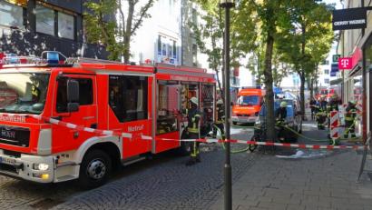 Bild: Dobmeier
Rauchentwicklung in einem Telefonladen in der Max-Reger-Straße lässt die Feuerwehr anrücken.