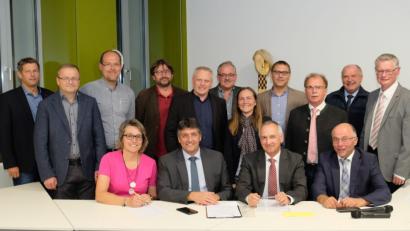 Bild: do
Unmittelbar nach der Vorstellung des ILEK-Konzepts unterschrieben die 10 Bürgermeister/innen des Vierstädtedreiecks, beobachtet von ALE-Chef Thomas Gollwitzer und den Vertreter/innen des Planungsbüros STADTSTRATEGIEN aus Leipzig die finale Planfassung. Nächster Schritt ist die Absegnung des Projekts durch die Stadt- und Gemeinderäte der 10 Kommunen.