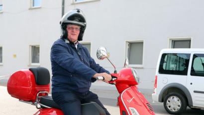 Bild:  Götz
Seit dem Ausscheiden als Schwandorfer Landrat am 1. Mai 2014 fährt Volker Liedtke Roller. Jetzt sagt der 67-Jährige auch dem Bezirkstag "adieu"..