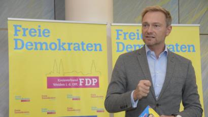 Bild: Petra Hartl
Der FPD-Parteivorsitzende Christian Lindner spricht in Weiden.