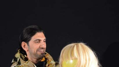 Bild: exb
Das Theaterstück „Der Luftballon mit der blonden Perücke“ hat Schauspieler Irfan Taufik mitentwickelt. Er ist 1996 aus dem Nord-Irak geflüchtet und lebt heute als voll integrierter verheirateter Familienvater, professioneller Schauspieler, Filmemacher und Performer in Nürnberg.