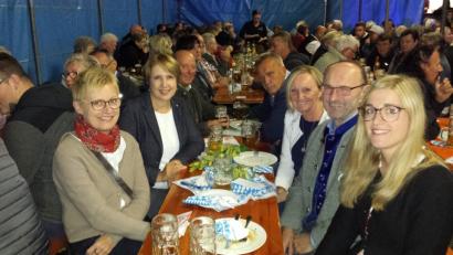 Bild: gi
SPD-Ortsvorsitzender Hans Maier (Zweiter von rechts) begrüßt beim Oktoberfest im Festzelt die Landtagsabgeordnete Annette Karl (Zweite von links).
