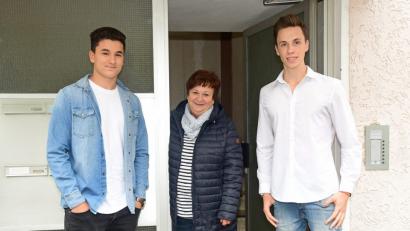 Bild: Petra Hartl
Die Sturmnacht vom 23. September werden sie so schnell nicht vergessen: Fabian Sparrer, Ingrid Häupl und Luca Seifert (von links) helfen zusammen und kümmern sich während des Unwetters um eine hilfsbedürftige Seniorin, die ihr Heim nicht mehr findet.